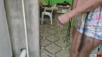 Ksal Hot  vão em buscar de gravar uma foda na rua, e encontram um  casinha aparentemente vazia, mas na hora que o Mike hot estava fudendo a buceta da safada de sua esposa, chega o proprietário da casa e acaba  fudendo a xota da gostosa dela video