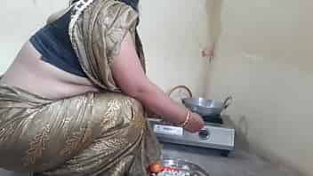 married mature aunty show her nude body video